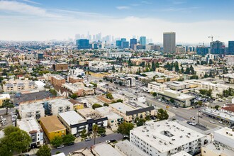 238 South Serrano Ave in Los Angeles, CA - Foto de edificio - Building Photo