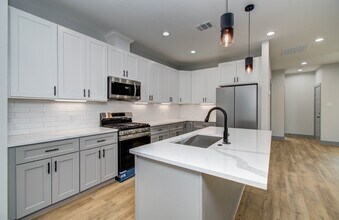 837 S Victory Dr in Houston, TX - Building Photo - Building Photo