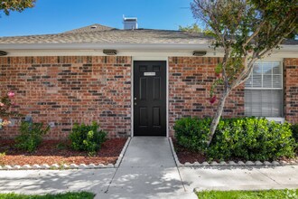 2010 Estrada Pkwy in Irving, TX - Building Photo - Building Photo