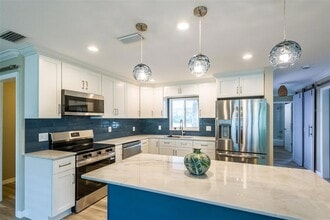 1900 Benjamin Franklin Dr in Sarasota, FL - Foto de edificio - Building Photo