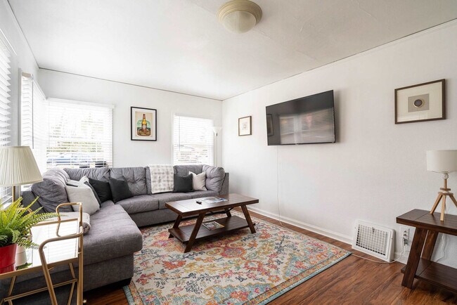 825 SE 49th Ave in Portland, OR - Building Photo - Building Photo