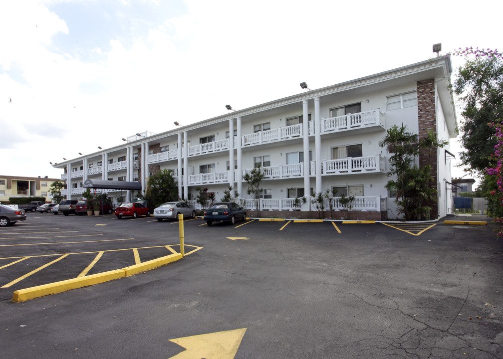 Colonial Park in Hialeah, FL - Foto de edificio