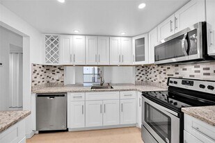 7173 Orange Dr, Unit 215 in Davie, FL - Building Photo