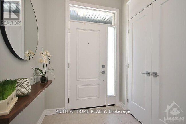 110 Lavatera St in Ottawa, ON - Building Photo - Building Photo