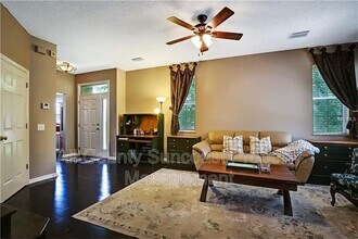 572 Black Lion Dr NE in St. Petersburg, FL - Building Photo - Building Photo