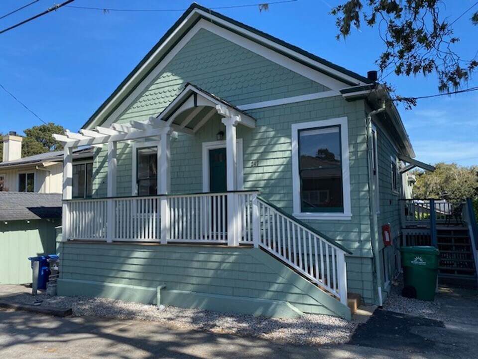 245-249 Walnut St in Pacific Grove, CA - Building Photo
