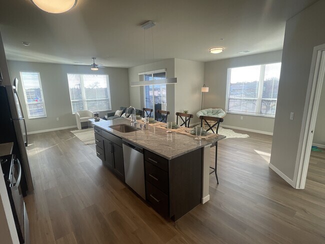 West End @ University Park in Madison, WI - Foto de edificio - Building Photo