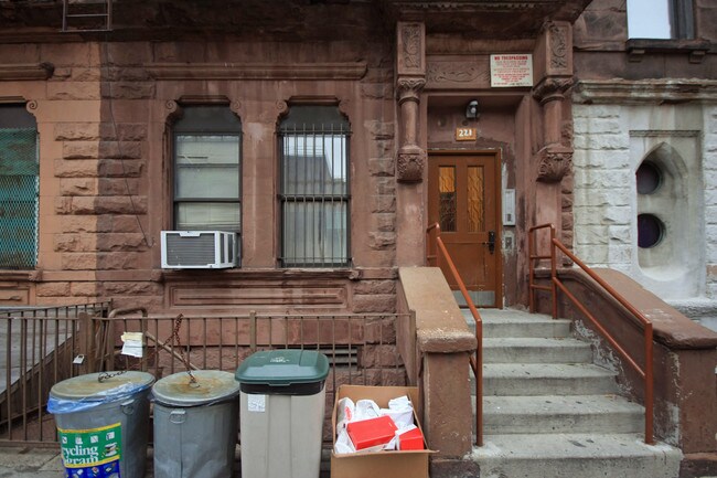 221 W 115th St in New York, NY - Foto de edificio - Building Photo