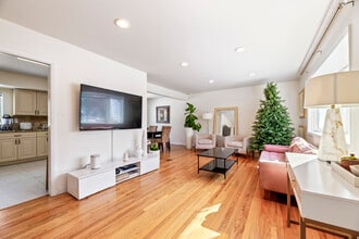 446 Roedel Plz in Paramus, NJ - Foto de edificio - Building Photo