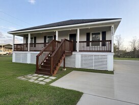 45263 Stringer Bridge Rd in Saint Amant, LA - Building Photo