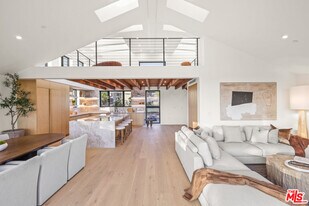 2530 Beverley Ave in Santa Monica, CA - Building Photo