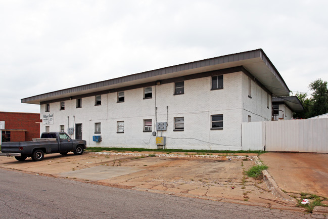 Village South Apartment Hotel in Oklahoma City, OK - Foto de edificio - Building Photo