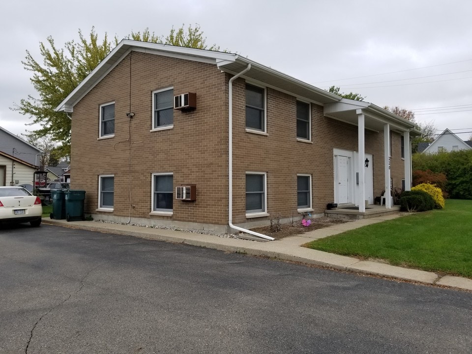 220 W Frank St, Unit 2 in Fowlerville, MI - Building Photo