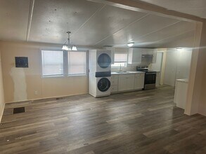 1221 N Valrico Rd in Valrico, FL - Foto de edificio - Building Photo