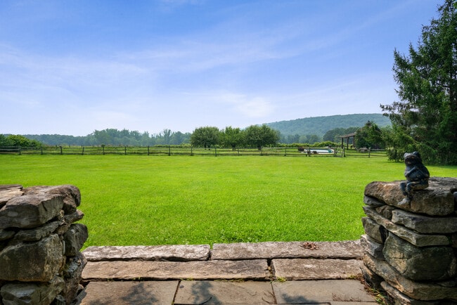 35 Northrop St in Bridgewater, CT - Building Photo - Building Photo