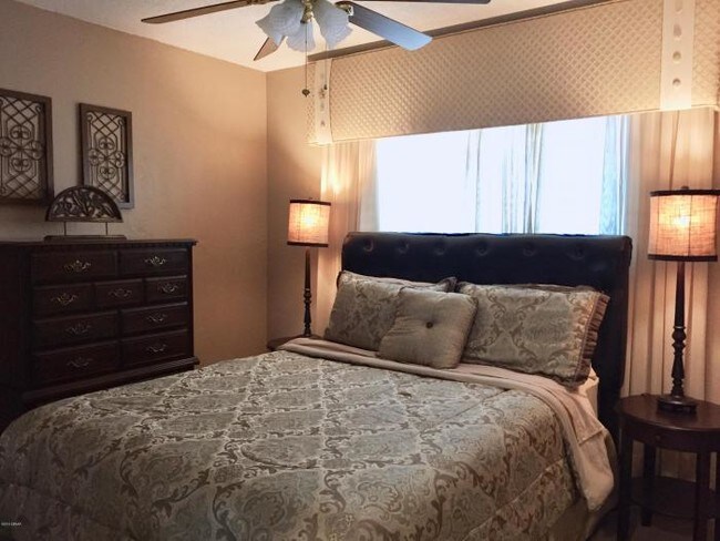 400 Oakridge Blvd in Daytona Beach, FL - Building Photo - Building Photo