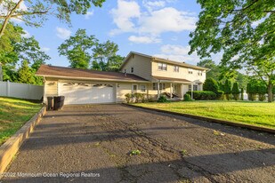2 Karen Ct in West Long Branch, NJ - Building Photo