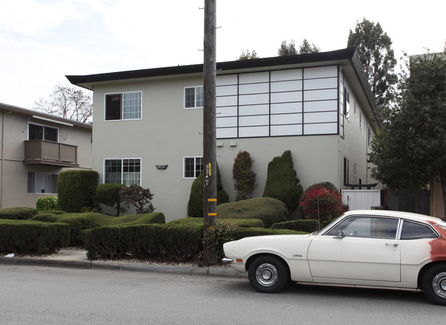 1125 Capuchino Ave in Burlingame, CA - Building Photo - Building Photo