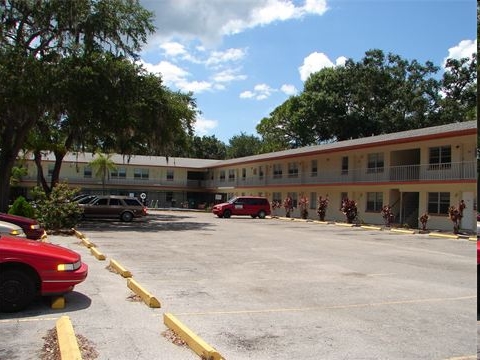 University Oaks Apartments in Sarasota, FL - Foto de edificio - Building Photo