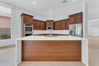 2468 Bay Isle Ct in Weston, FL - Building Photo - Building Photo