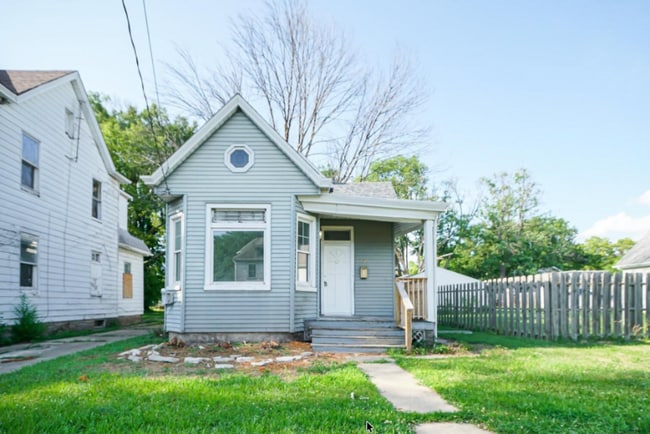 property at 1107 E Frye Ave