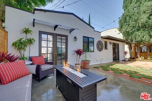 8818 Rosewood Ave in West Hollywood, CA - Building Photo