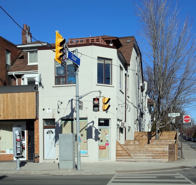 828 Bloor St W