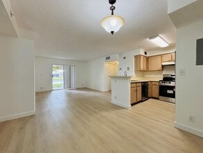 7630 Westwood Dr, Unit 302 in Tamarac, FL - Foto de edificio - Building Photo