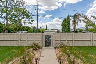 10630 Samoa Ave in Tujunga, CA - Building Photo - Building Photo