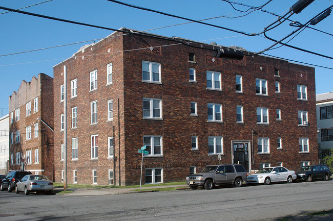 348 E 24th St in Paterson, NJ - Foto de edificio - Building Photo