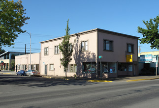 345-349 Main St in Springfield, OR - Foto de edificio - Building Photo