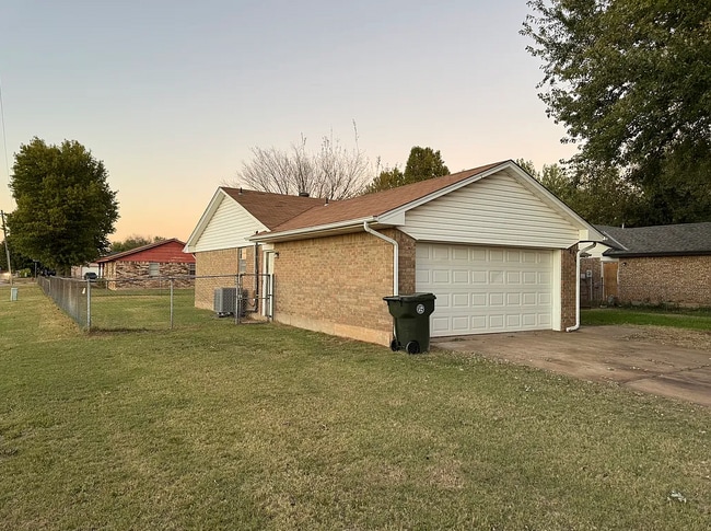 8801 Cedar Ln in Midwest City, OK - Foto de edificio - Building Photo