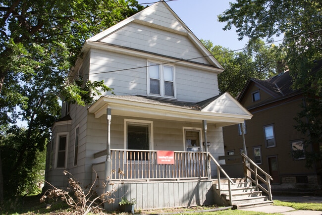 property at 1811 Como Ave SE
