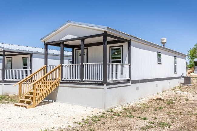 193 Live Oaks St in Medina, TX - Building Photo - Building Photo