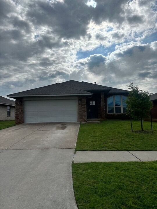 2613 Snapper Ln in Midwest City, OK - Building Photo