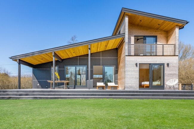 22 St Mary's Rd in Shelter Island, NY - Building Photo - Building Photo