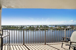 3581 S Ocean Blvd in South Palm Beach, FL - Building Photo