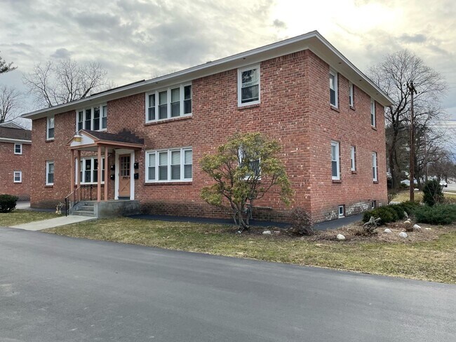 494 Kenwood Ave, Unit B2L in Delmar, NY - Building Photo - Building Photo