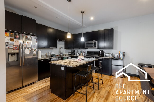 2348 N Lister Ave, Unit 201 in Chicago, IL - Building Photo - Building Photo