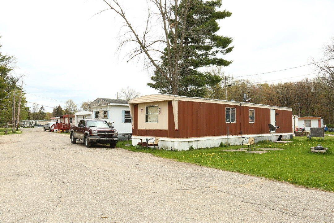 Pine Forest Home Park in Clio, MI - Foto de edificio