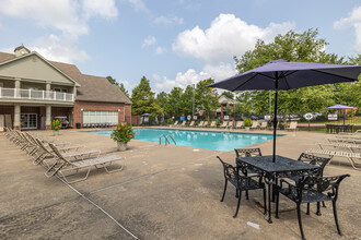 Southern View I/II in Fayetteville, AR - Foto de edificio - Building Photo