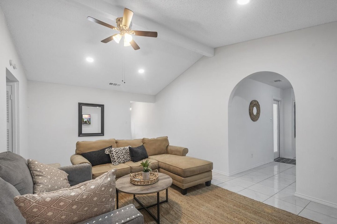 1009 High Point Rd in Arlington, TX - Foto de edificio