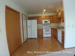 Cozy 2 Bedroom, 1 Bath Twin Home with 2 st in Sioux Falls, SD - Building Photo - Building Photo