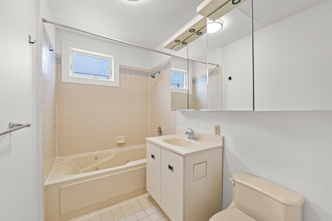 242 Barrow St in Jersey City, NJ - Building Photo