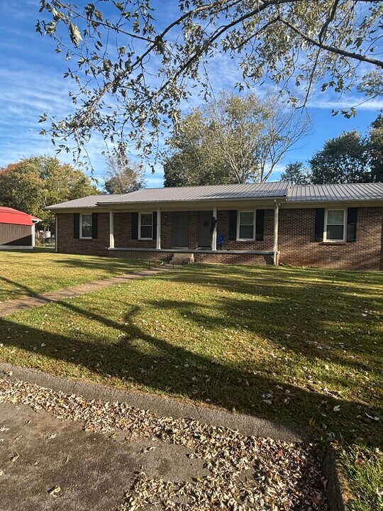 1606 Deer Hollow Dr, Unit 1606 B Deerhollow Dr in Lawrenceburg, TN - Building Photo