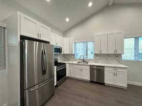 352 W Chevy Chase Dr-Unit -G in Glendale, CA - Building Photo - Building Photo