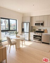 904 S New Hampshire Ave in Los Angeles, CA - Building Photo