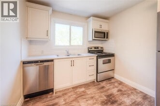 158 Erb St E in Waterloo, ON - Building Photo - Building Photo