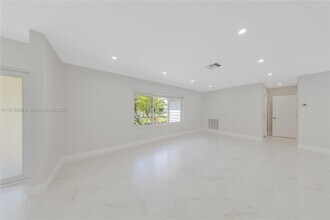 8825 SW 151st St in Palmetto Bay, FL - Foto de edificio - Building Photo