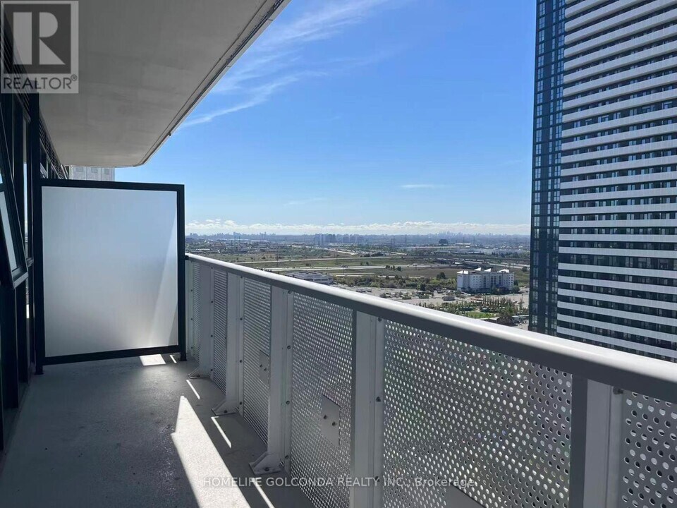 8 Interchange Wy in Vaughan, ON - Building Photo